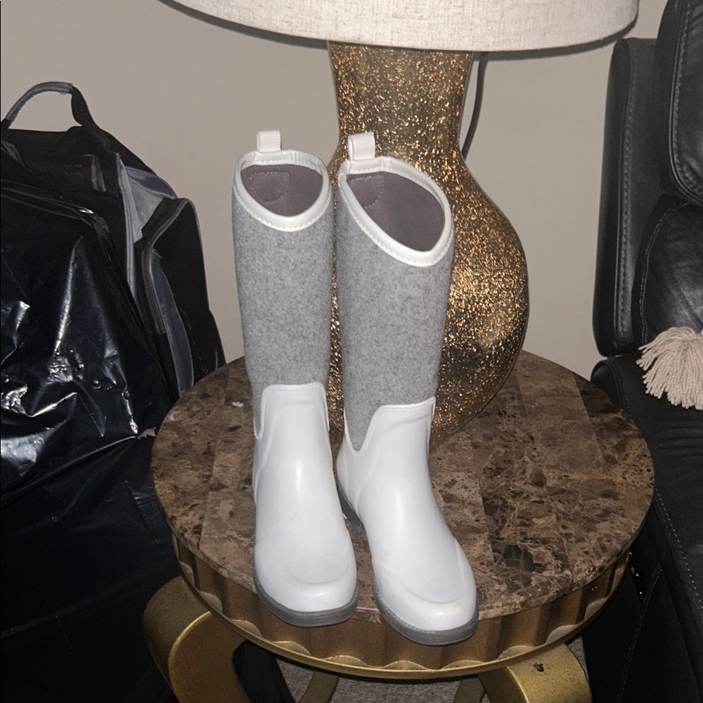 Stylish Gray and White Boots UGG